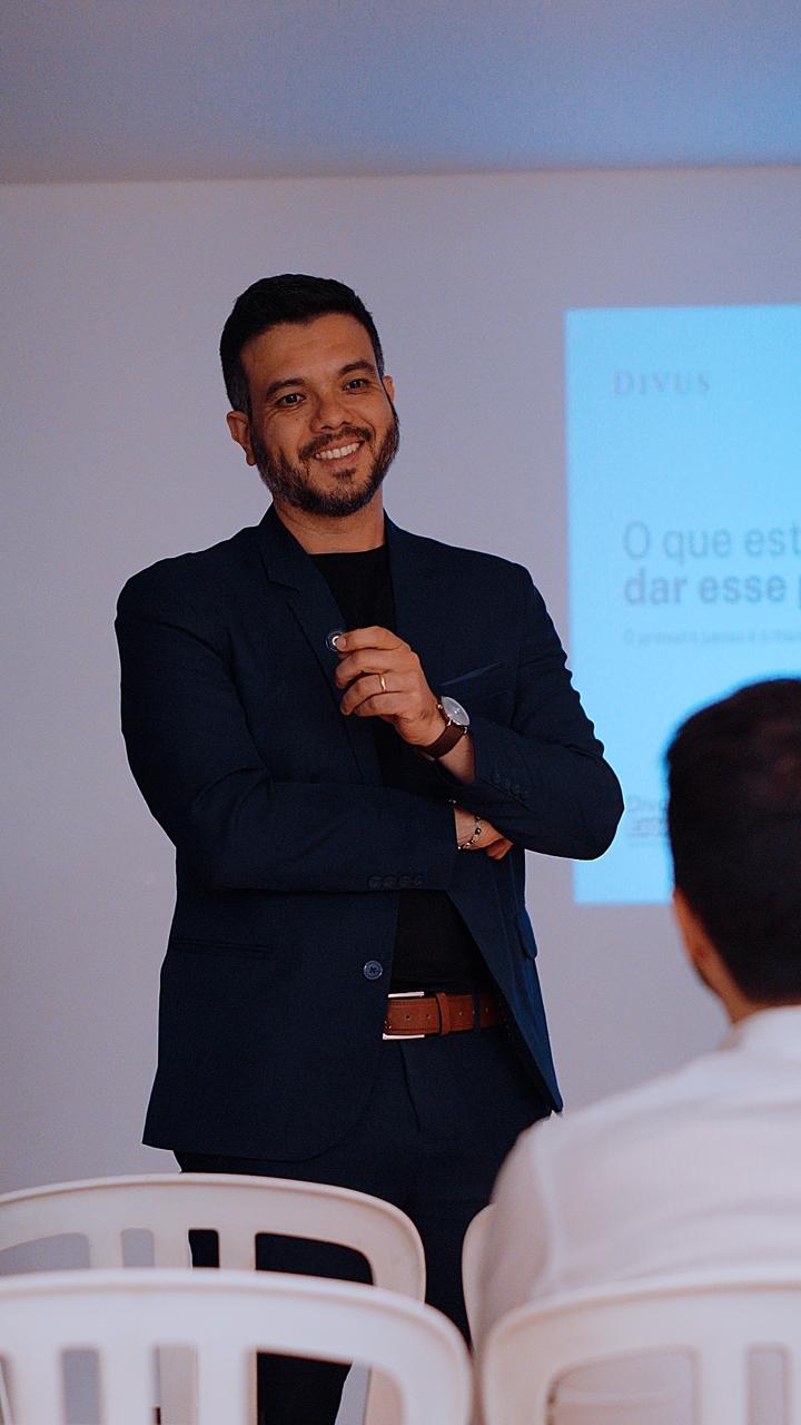 Fellipe Kumabe em palestra 1